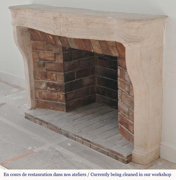 Cheminée bourguignone d'époque Louis XV sculptée en pierre décorée d'une palmette Cheminée bourguignone d'époque Louis XV sculptée en pierre décorée d'une palmette-6
