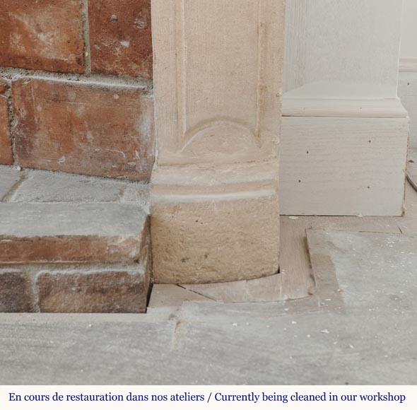 Cheminée bourguignone d'époque Louis XV sculptée en pierre décorée d'une palmette Cheminée bourguignone d'époque Louis XV sculptée en pierre décorée d'une palmette-8