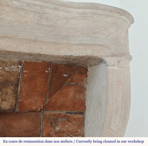 Cheminée bourguignone d'époque Louis XV sculptée en pierre décorée d'une palmette Cheminée bourguignone d'époque Louis XV sculptée en pierre décorée d'une palmette-9