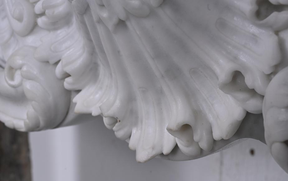 Cheminée de style Louis XV en marbre de Carrare au bandeau très sculpté Cheminée de style Louis XV en marbre de Carrare au bandeau très sculpté-4