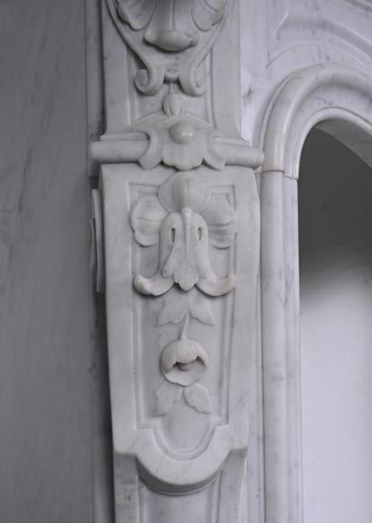 Cheminée de style Louis XV en marbre de Carrare au bandeau très sculpté Cheminée de style Louis XV en marbre de Carrare au bandeau très sculpté-8