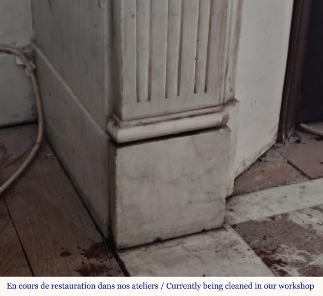 Cheminée de style Louis XVI décorée de cannelures rudentées, en marbre de Carrare Cheminée de style Louis XVI décorée de cannelures rudentées, en marbre de Carrare-4