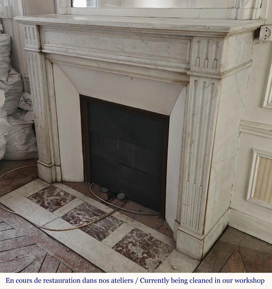 Cheminée de style Louis XVI décorée de cannelures rudentées, en marbre de Carrare Cheminée de style Louis XVI décorée de cannelures rudentées, en marbre de Carrare-5