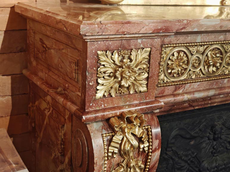 Grande cheminée de style Louis XVI en marbre brèché rouge ornée de bronze Grande cheminée de style Louis XVI en marbre brèché rouge ornée de bronze-5