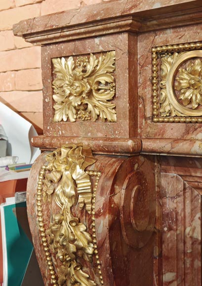 Grande cheminée de style Louis XVI en marbre brèché rouge ornée de bronze Grande cheminée de style Louis XVI en marbre brèché rouge ornée de bronze-6