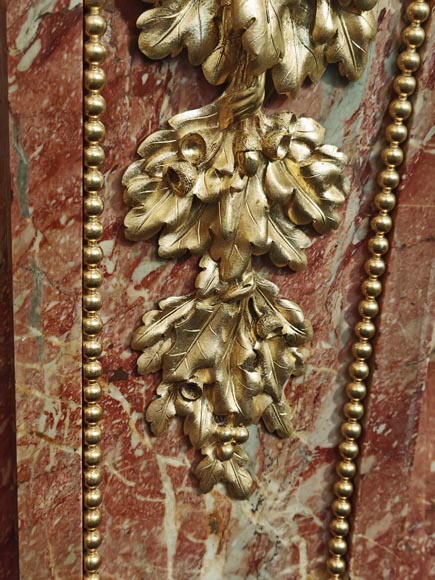 Grande cheminée de style Louis XVI en marbre brèché rouge ornée de bronze Grande cheminée de style Louis XVI en marbre brèché rouge ornée de bronze-7