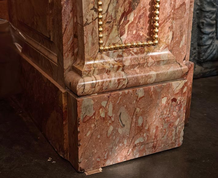 Grande cheminée de style Louis XVI en marbre brèché rouge ornée de bronze Grande cheminée de style Louis XVI en marbre brèché rouge ornée de bronze-8