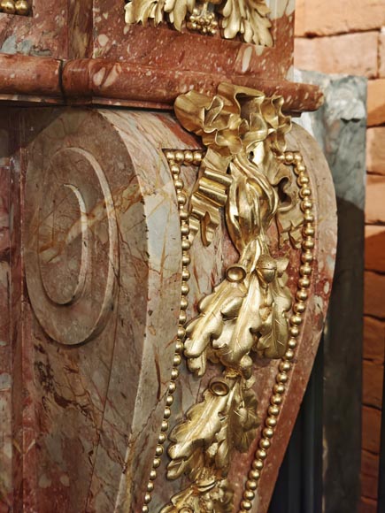 Grande cheminée de style Louis XVI en marbre brèché rouge ornée de bronze Grande cheminée de style Louis XVI en marbre brèché rouge ornée de bronze-10