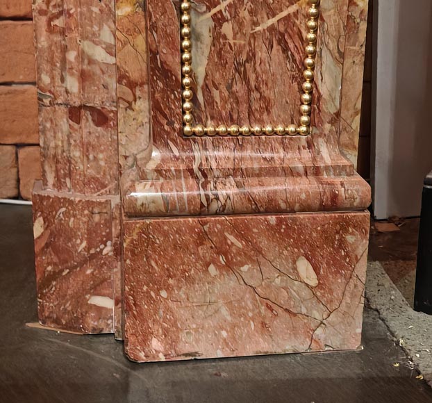 Grande cheminée de style Louis XVI en marbre brèché rouge ornée de bronze Grande cheminée de style Louis XVI en marbre brèché rouge ornée de bronze-11