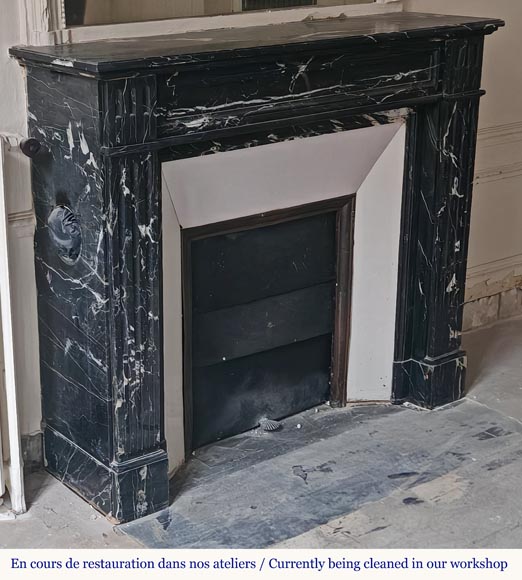 Cheminée de style Louis XVI moulurée en marbre noir Marquina Cheminée de style Louis XVI moulurée en marbre noir Marquina-2