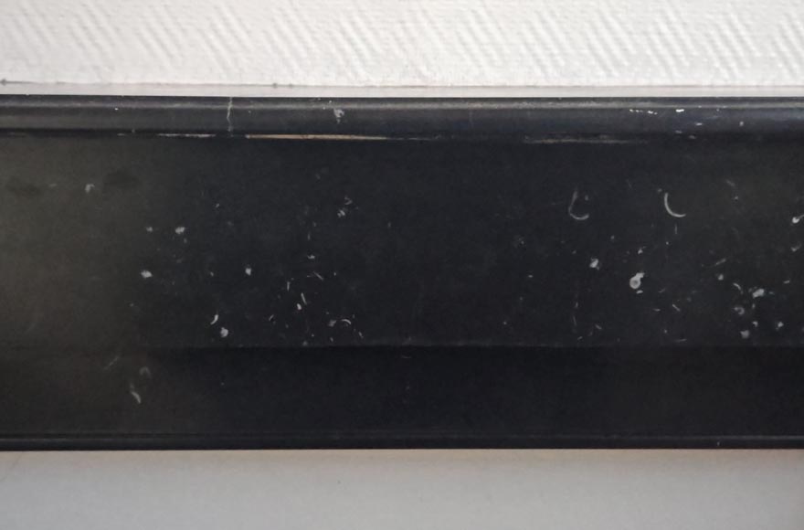 Cheminée de style Napoléon III à modillons en marbre noir moucheté Cheminée de style Napoléon III à modillons en marbre noir moucheté-1