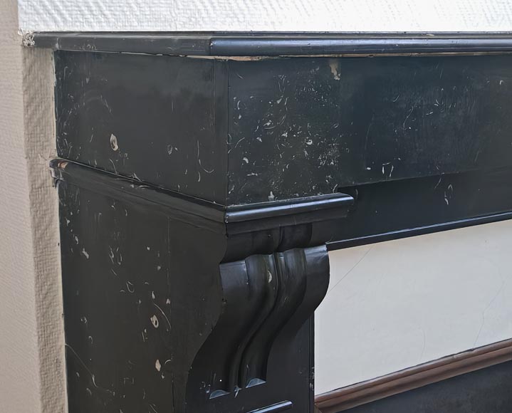 Cheminée de style Napoléon III à modillons en marbre noir moucheté Cheminée de style Napoléon III à modillons en marbre noir moucheté-3