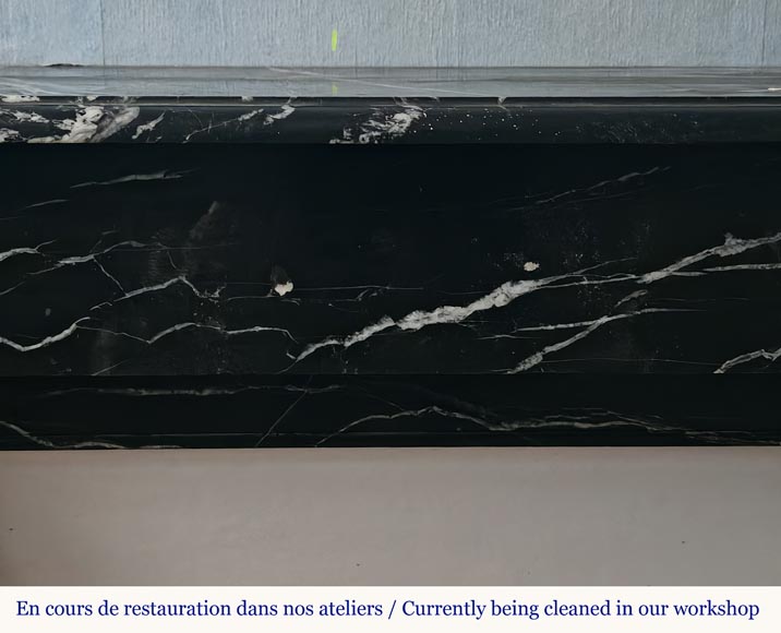 Cheminée de style Napélon III à modillons en marbre noir Marquina Cheminée de style Napélon III à modillons en marbre noir Marquina-1