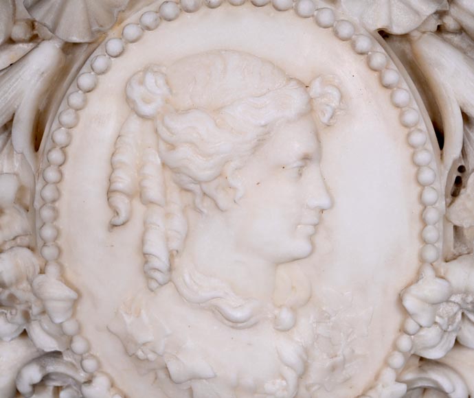 Cheminée en marbre de style Louis XVI à colonnes et médaillon au profil féminin Cheminée en marbre de style Louis XVI à colonnes et médaillon au profil féminin-3