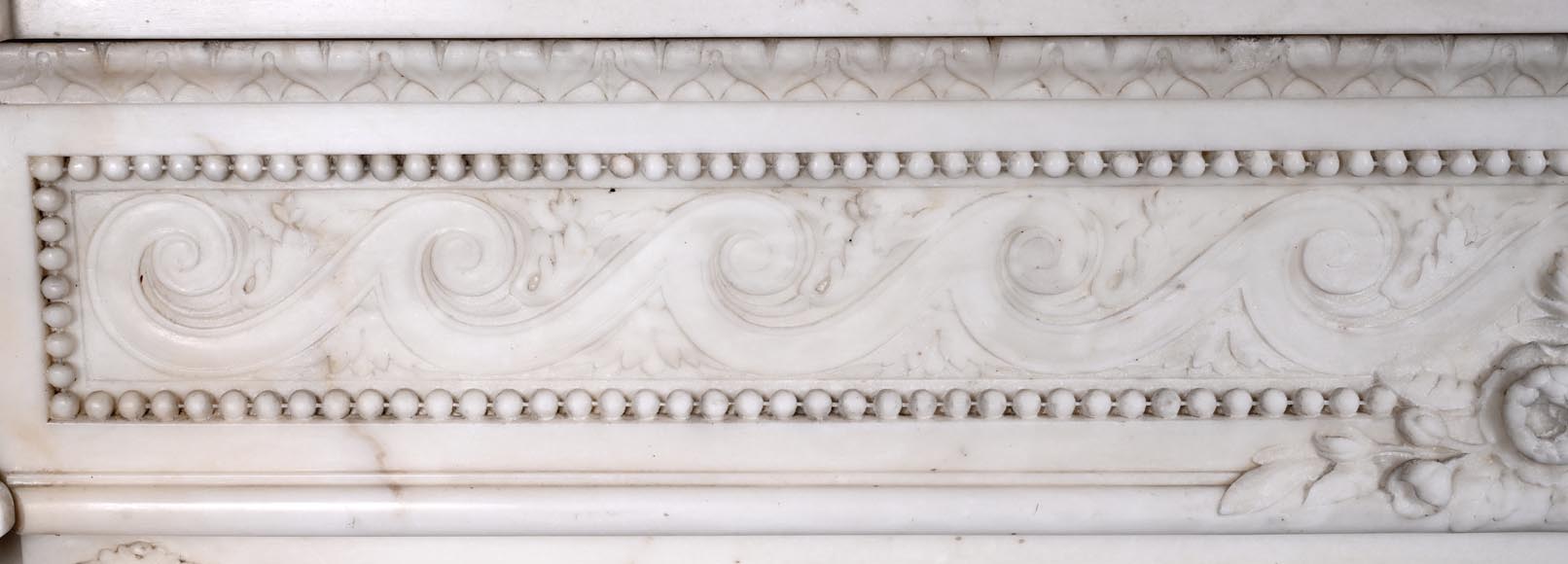 Cheminée en marbre de style Louis XVI à colonnes et médaillon au profil féminin Cheminée en marbre de style Louis XVI à colonnes et médaillon au profil féminin-4