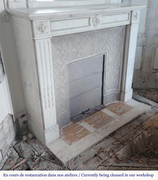 Cheminée de style Louis XVI en marbre demi statuaire décorée d'un perlé Cheminée de style Louis XVI en marbre demi statuaire décorée d'un perlé-2