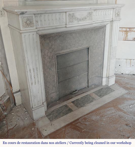 Cheminée de style Louis XVI en marbre demi statuaire ornée d'une frise de fleurs Cheminée de style Louis XVI en marbre demi statuaire ornée d'une frise de fleurs-2