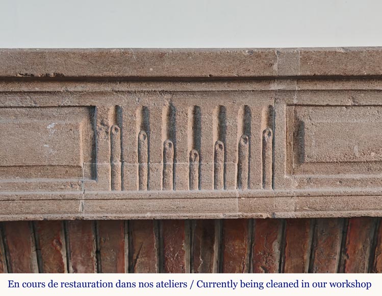 Cheminée de style Louis XVI en pierre décorée de cannelures Cheminée de style Louis XVI en pierre décorée de cannelures-1