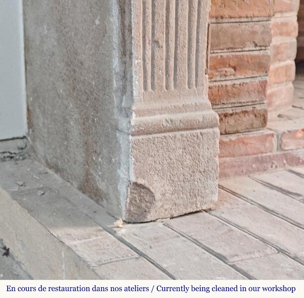 Cheminée de style Louis XVI en pierre décorée de cannelures Cheminée de style Louis XVI en pierre décorée de cannelures-3