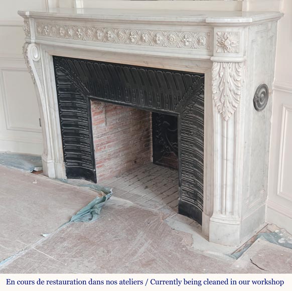 Cheminée de style Louis XVI galbée en marbre de Carrare décorée d'une frise de macarons Cheminée de style Louis XVI galbée en marbre de Carrare décorée d'une frise de macarons-8