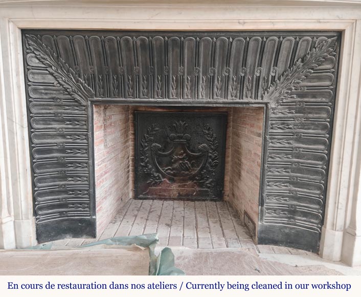 Cheminée de style Louis XVI galbée en marbre de Carrare décorée d'une frise de macarons Cheminée de style Louis XVI galbée en marbre de Carrare décorée d'une frise de macarons-11