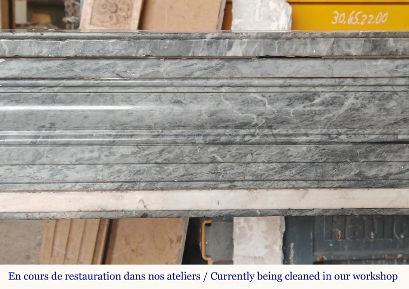 Cheminée d'époque Louis XVI bicolore en marbre Turquin décorée de feuilles d'acanthe Cheminée d'époque Louis XVI bicolore en marbre Turquin décorée de feuilles d'acanthe-1