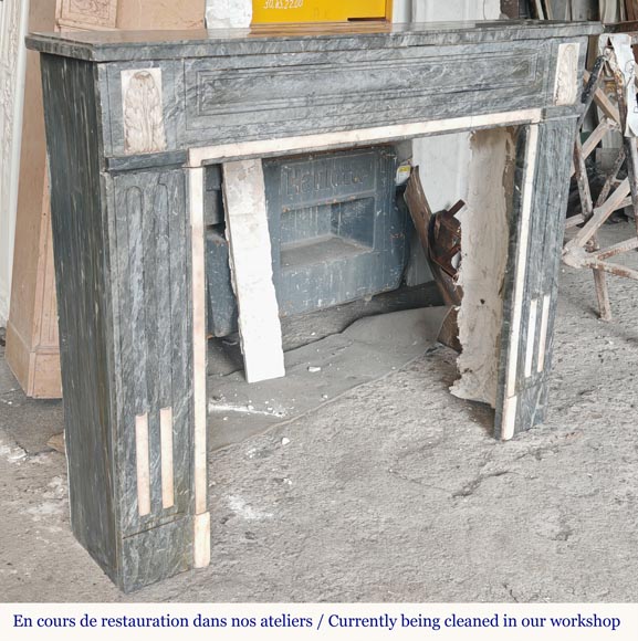 Cheminée d'époque Louis XVI bicolore en marbre Turquin décorée de feuilles d'acanthe Cheminée d'époque Louis XVI bicolore en marbre Turquin décorée de feuilles d'acanthe-2