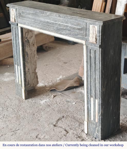 Cheminée d'époque Louis XVI bicolore en marbre Turquin décorée de feuilles d'acanthe Cheminée d'époque Louis XVI bicolore en marbre Turquin décorée de feuilles d'acanthe-6