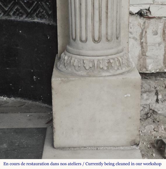 Cheminée de style Louis XVI avec demi-colonnes ioniques en marbre statuaire Cheminée de style Louis XVI avec demi-colonnes ioniques en marbre statuaire-14