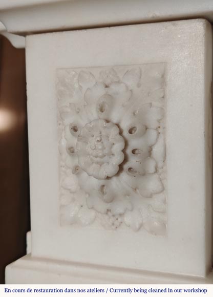 Cheminée de style Louis XVI en marbre statuaire à colonnes ionique Cheminée de style Louis XVI en marbre statuaire à colonnes ionique-6