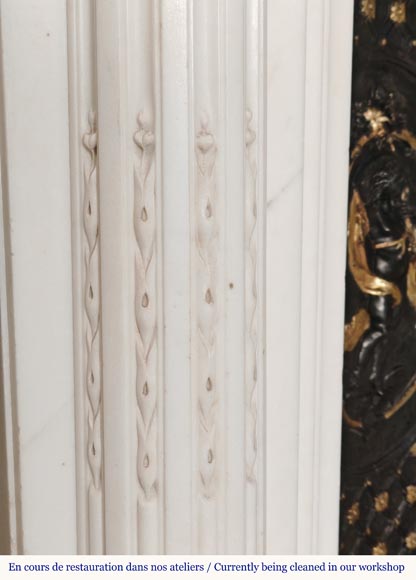 Cheminée de style Louis XVI en marbre statuaire à colonnes ionique Cheminée de style Louis XVI en marbre statuaire à colonnes ionique-8