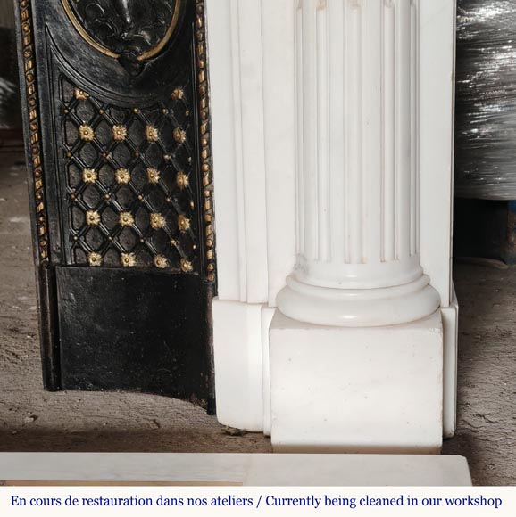 Cheminée de style Louis XVI en marbre statuaire à colonnes ionique Cheminée de style Louis XVI en marbre statuaire à colonnes ionique-13