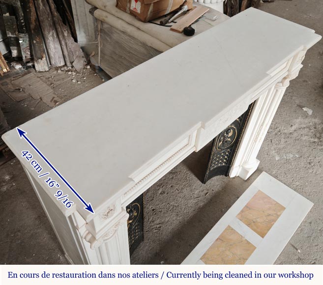 Cheminée de style Louis XVI en marbre statuaire à colonnes ionique Cheminée de style Louis XVI en marbre statuaire à colonnes ionique-17