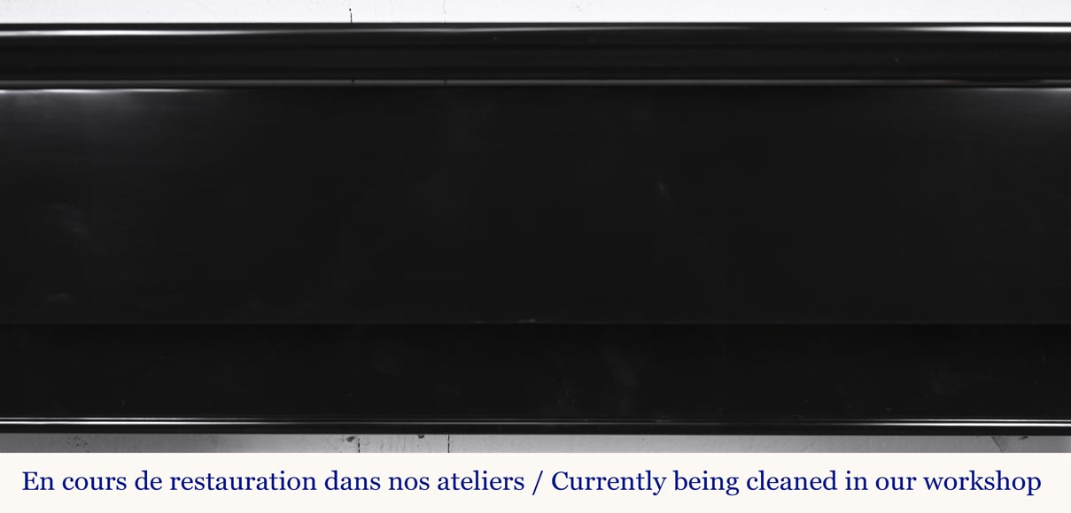 Cheminée de style Napoléon III à modillons, en marbre noir fin de Belgique Cheminée de style Napoléon III à modillons, en marbre noir fin de Belgique-1