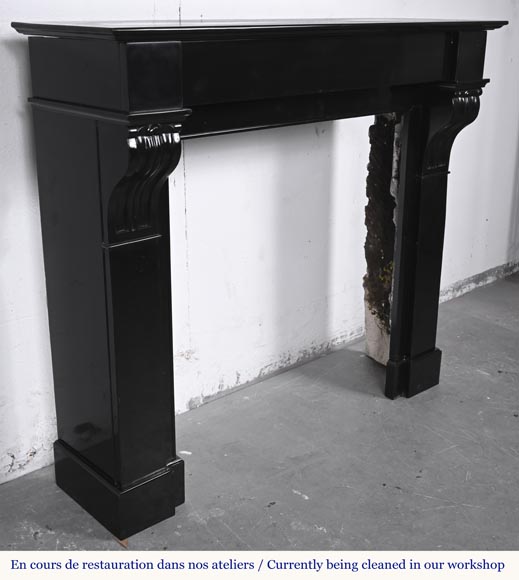 Cheminée de style Napoléon III à modillons, en marbre noir fin de Belgique Cheminée de style Napoléon III à modillons, en marbre noir fin de Belgique-2