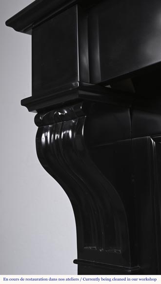 Cheminée de style Napoléon III à modillons, en marbre noir fin de Belgique Cheminée de style Napoléon III à modillons, en marbre noir fin de Belgique-4