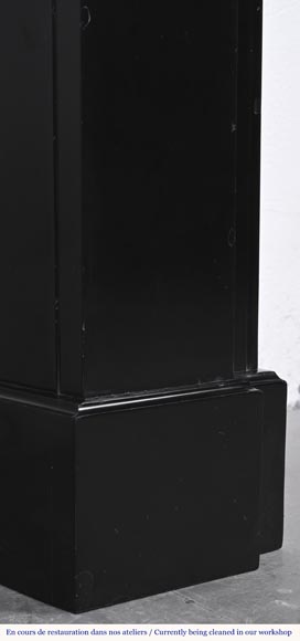 Cheminée de style Napoléon III à modillons, en marbre noir fin de Belgique Cheminée de style Napoléon III à modillons, en marbre noir fin de Belgique-5