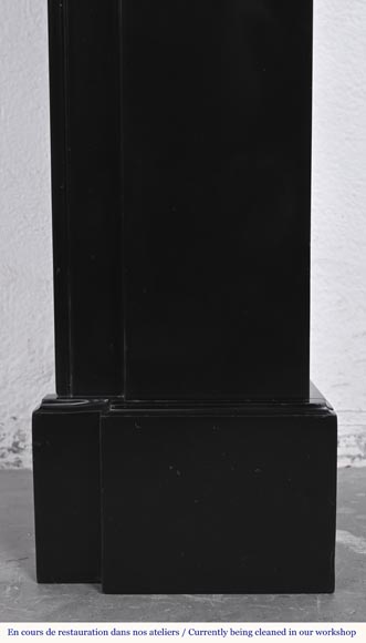 Cheminée de style Napoléon III à modillons, en marbre noir fin de Belgique Cheminée de style Napoléon III à modillons, en marbre noir fin de Belgique-8