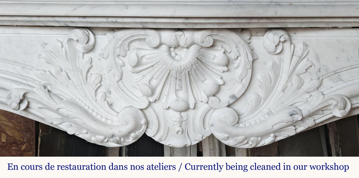 Cheminée de style Louis XV très sculptée en marbre de Carrare, coquille feuillagée. Cheminée de style Louis XV très sculptée en marbre de Carrare, coquille feuillagée.-1