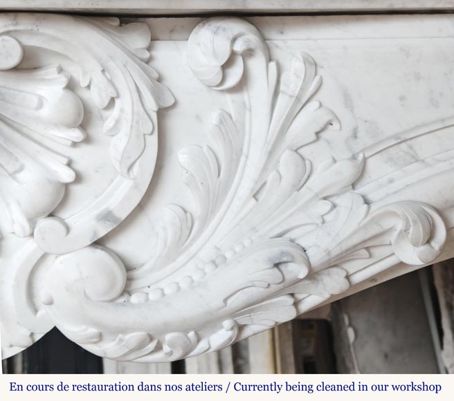 Cheminée de style Louis XV très sculptée en marbre de Carrare, coquille feuillagée. Cheminée de style Louis XV très sculptée en marbre de Carrare, coquille feuillagée.-3