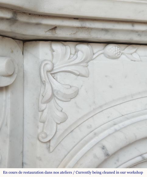 Cheminée de style Louis XV très sculptée en marbre de Carrare, coquille feuillagée. Cheminée de style Louis XV très sculptée en marbre de Carrare, coquille feuillagée.-6