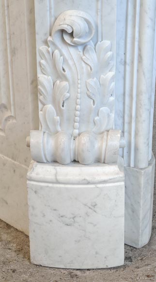 Cheminée de style Louis XV très sculptée en marbre de Carrare, coquille feuillagée. Cheminée de style Louis XV très sculptée en marbre de Carrare, coquille feuillagée.-8