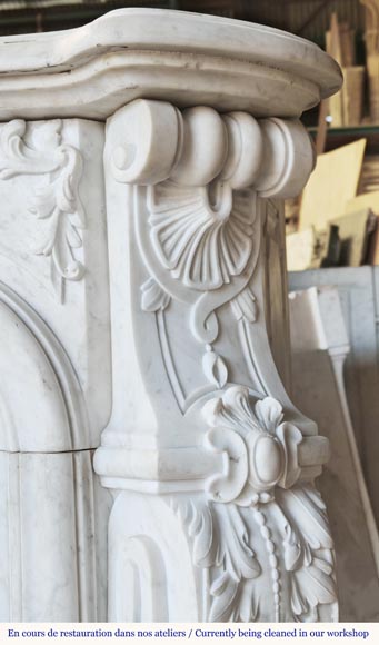 Cheminée de style Louis XV très sculptée en marbre de Carrare, coquille feuillagée. Cheminée de style Louis XV très sculptée en marbre de Carrare, coquille feuillagée.-11
