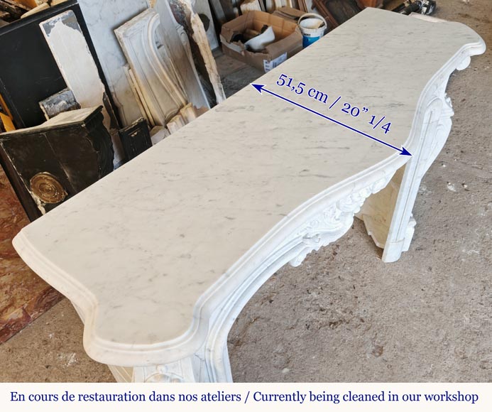 Cheminée de style Louis XV très sculptée en marbre de Carrare, coquille feuillagée. Cheminée de style Louis XV très sculptée en marbre de Carrare, coquille feuillagée.-14