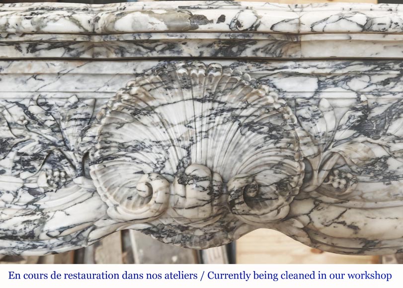 Grande cheminée de style Louis XV décorée d'une large coquille, en marbre de Seravezza Grande cheminée de style Louis XV décorée d'une large coquille, en marbre de Seravezza-1