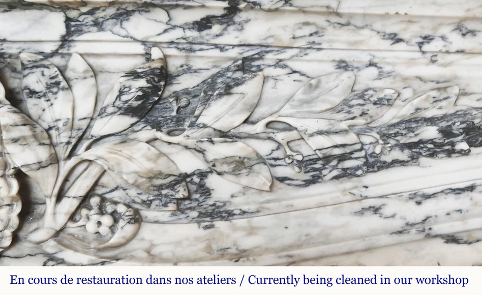 Grande cheminée de style Louis XV décorée d'une large coquille, en marbre de Seravezza Grande cheminée de style Louis XV décorée d'une large coquille, en marbre de Seravezza-3