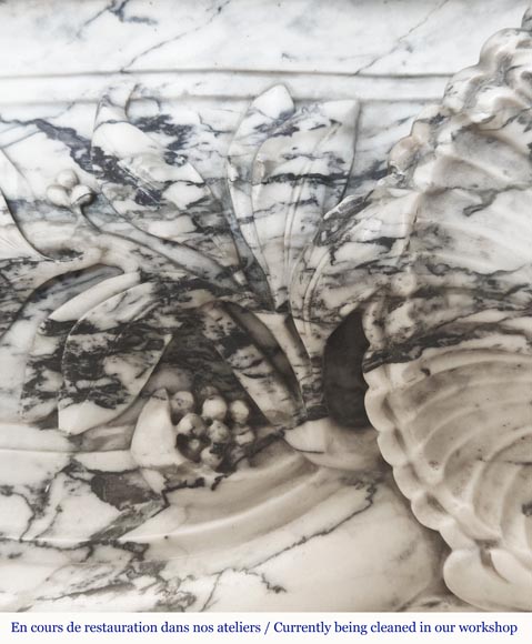 Grande cheminée de style Louis XV décorée d'une large coquille, en marbre de Seravezza Grande cheminée de style Louis XV décorée d'une large coquille, en marbre de Seravezza-4
