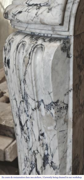 Grande cheminée de style Louis XV décorée d'une large coquille, en marbre de Seravezza Grande cheminée de style Louis XV décorée d'une large coquille, en marbre de Seravezza-7