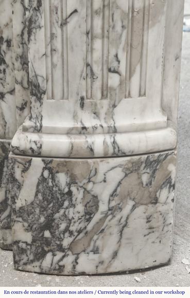 Grande cheminée de style Louis XV décorée d'une large coquille, en marbre de Seravezza Grande cheminée de style Louis XV décorée d'une large coquille, en marbre de Seravezza-8