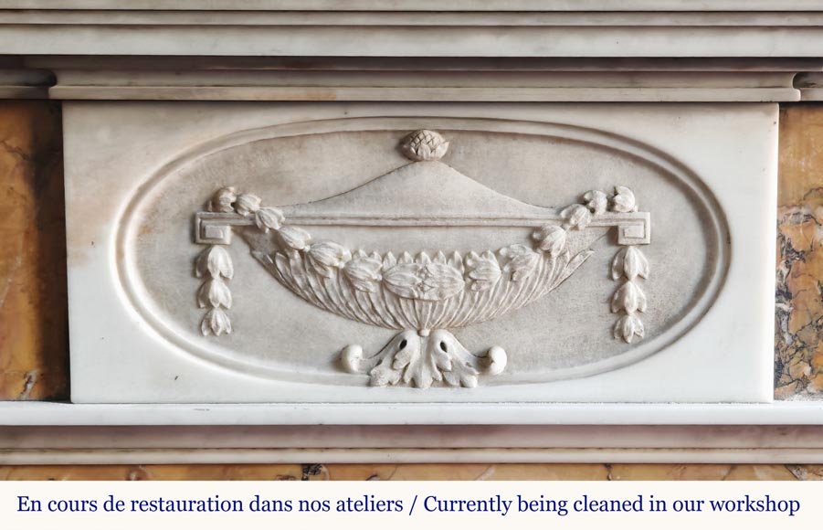 Cheminée de style Louis XVI bicolore en blanc de Carrare et jaune de Sienne, décorée de vases fleuris Cheminée de style Louis XVI bicolore en blanc de Carrare et jaune de Sienne, décorée de vases fleuris-1